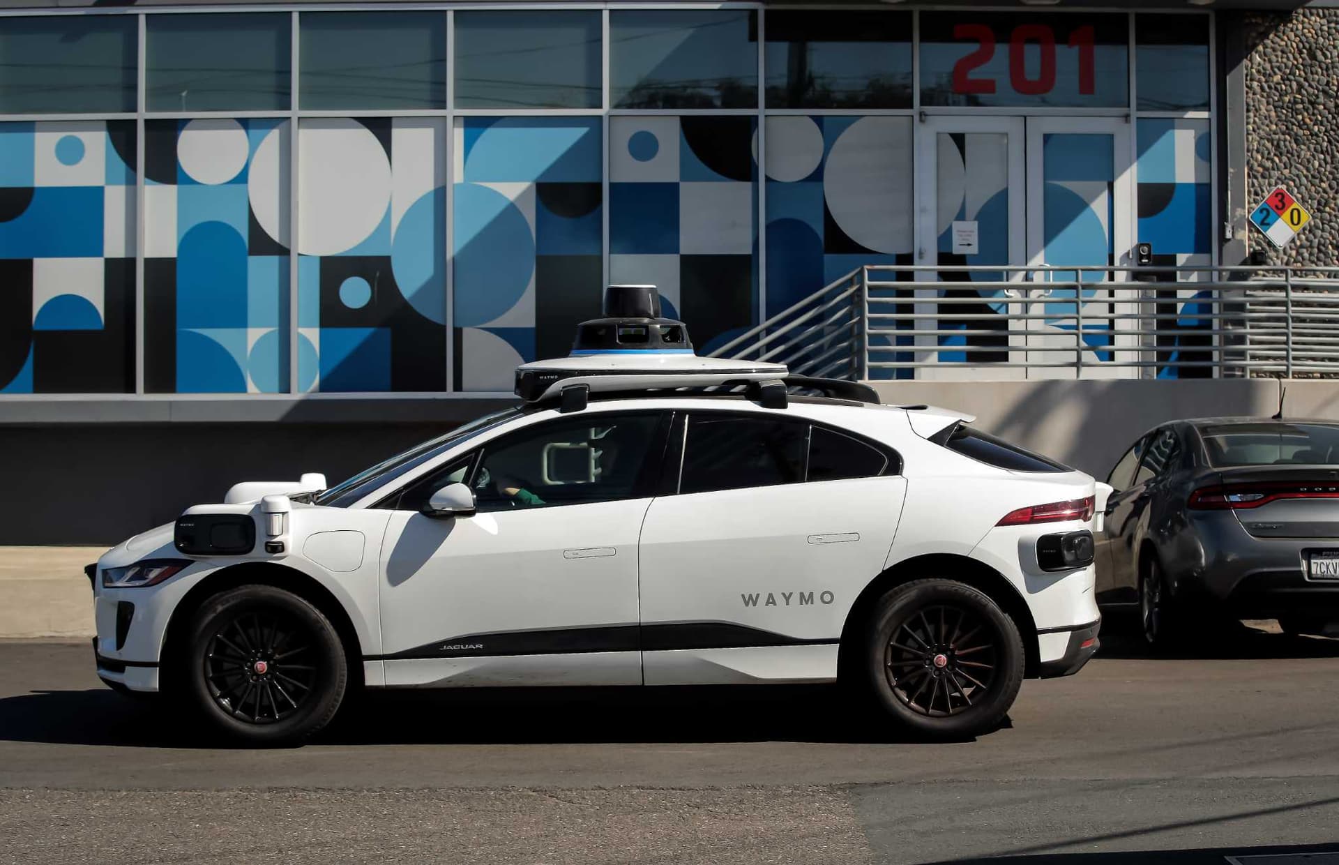 NHTSA Expands Inquiry into Waymo Over School Bus Violations