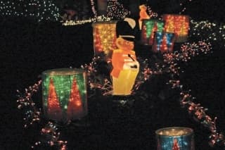 Whidbey Island Lights Bring Community Cheer and Traffic Concerns