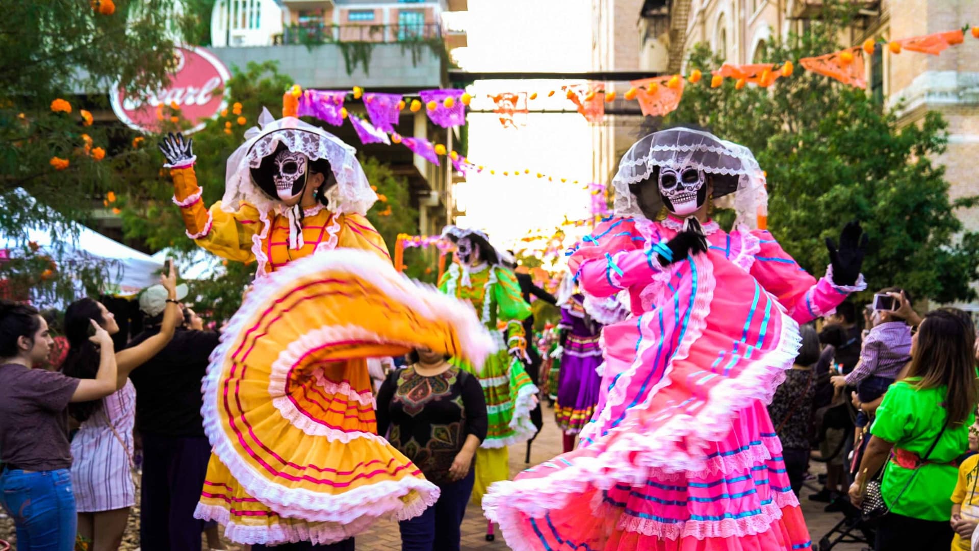 Día de los Muertos Celebration Draws Large Crowd to Downtown Beer Garden
