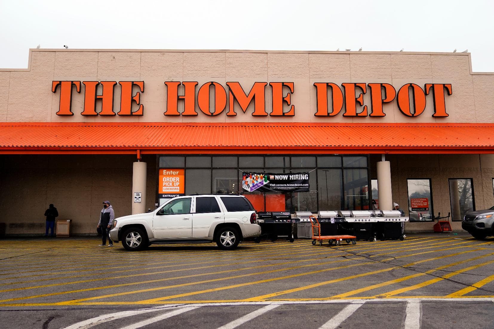Home Depot Posts Mixed Quarter as Storm Demand Eases, Shoppers Worry