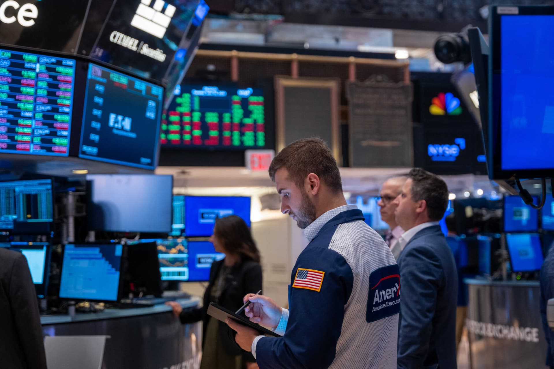 S&P 500 Reaches Fresh Record Close as Traders Eye Nvidia Earnings Amidst Fed Independence Concerns