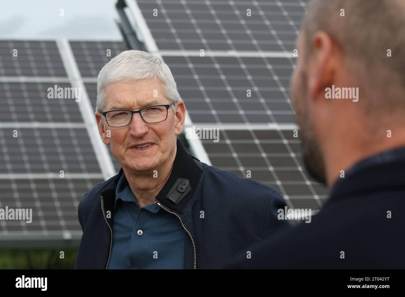 Apple's Tim Cook Urges Employees to Embrace AI or Risk Falling Behind