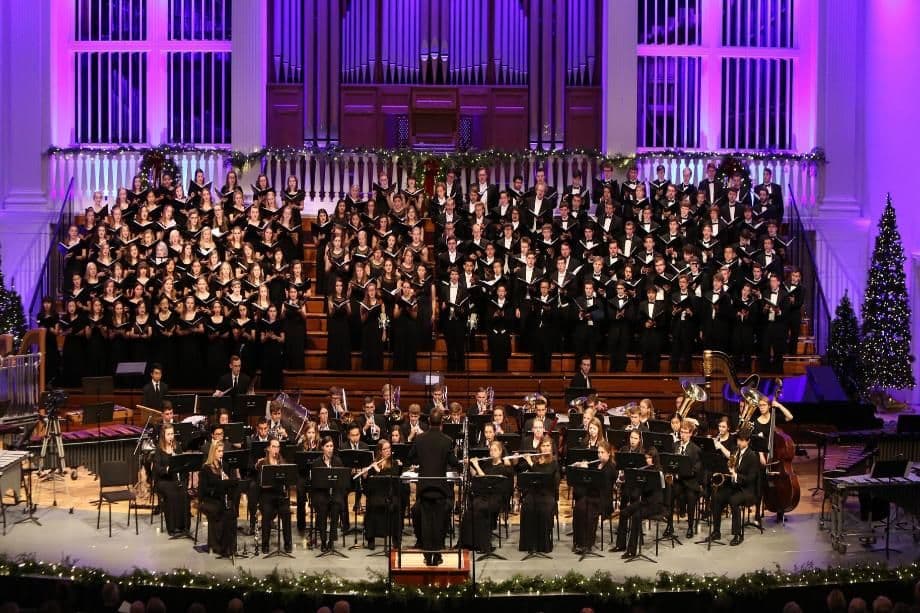 Illinois College Holiday Concert Draws Standing Room Crowd