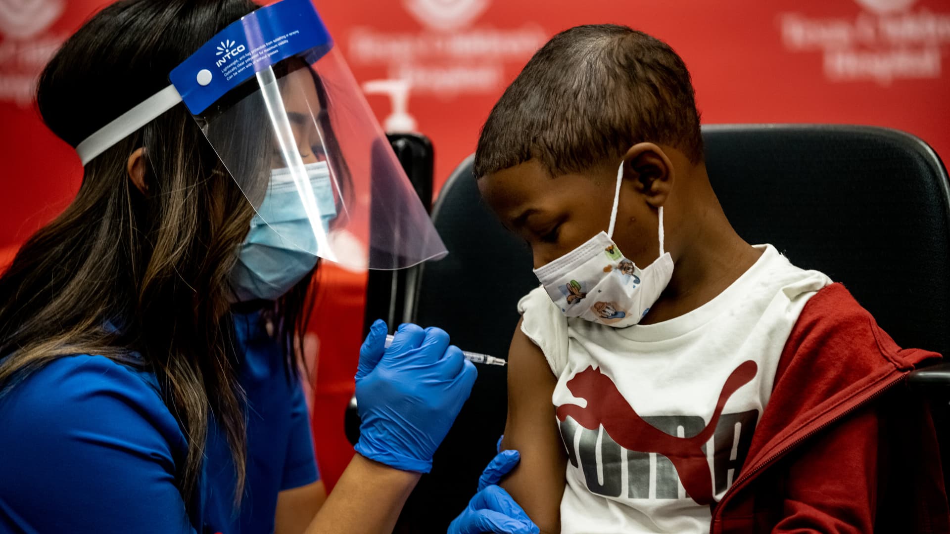 Pediatric Experts Advocate for COVID-19 Vaccination in Young Children, Contradicting Federal Guidelines