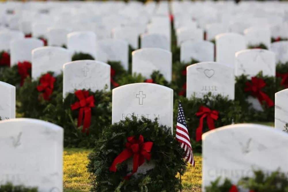 Yuma County Volunteers Gather to Honor Veterans with Wreaths