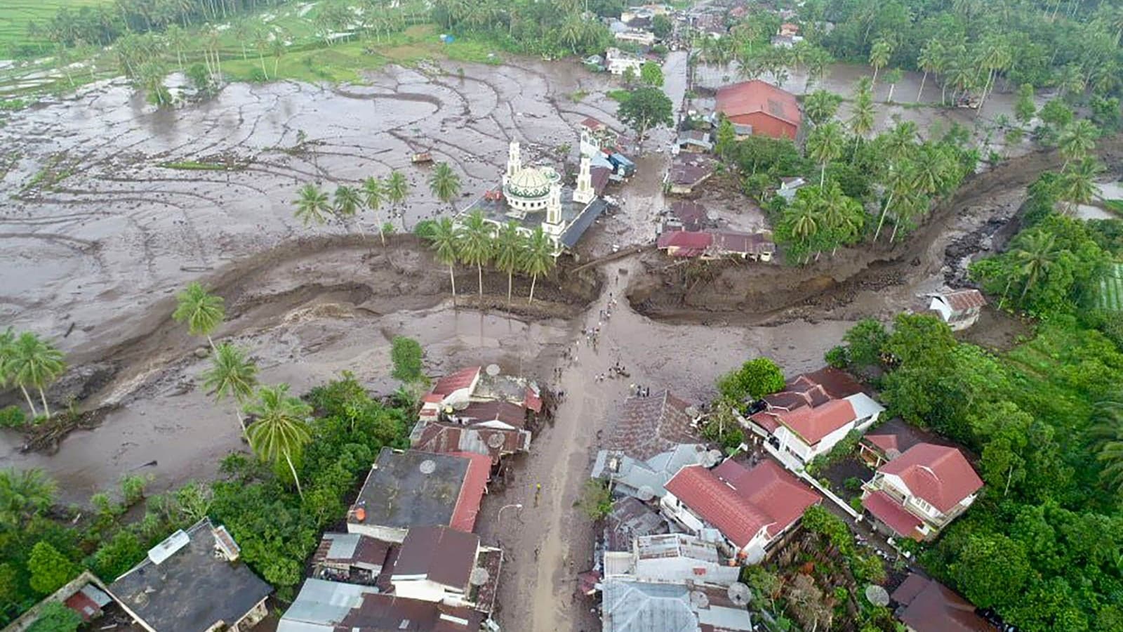 Sumatra floods and landslides kill more than 900, survivors trek for aid