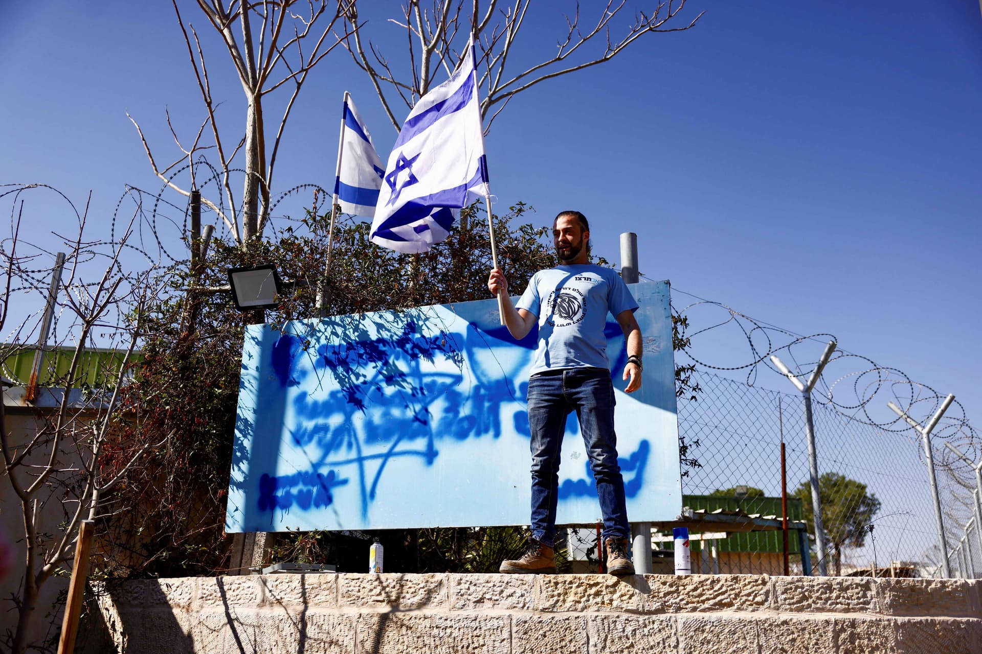 Israeli Police Replace U.N. Flag at UNRWA Compound, Seize Equipment