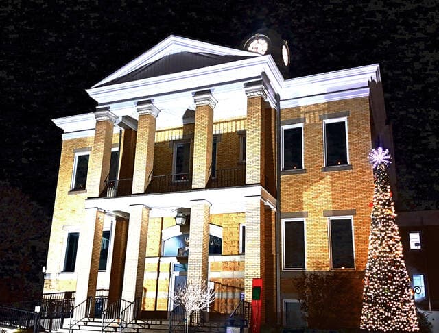 West Union Lights Up, Markets and Music Kick Off Holiday Season